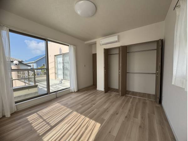 三方角部屋の明るい主寝室はルーフバルコニー付きの贅沢空間！