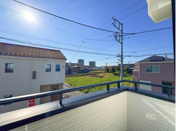 バルコニーからは現在緑の眺めが。