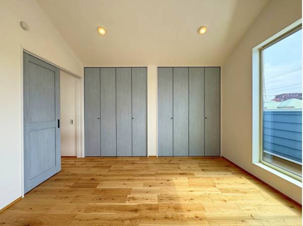 寝室は結構かわいい感じの色使い。