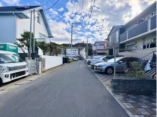 前面道路も広く駐車しやすいですね！