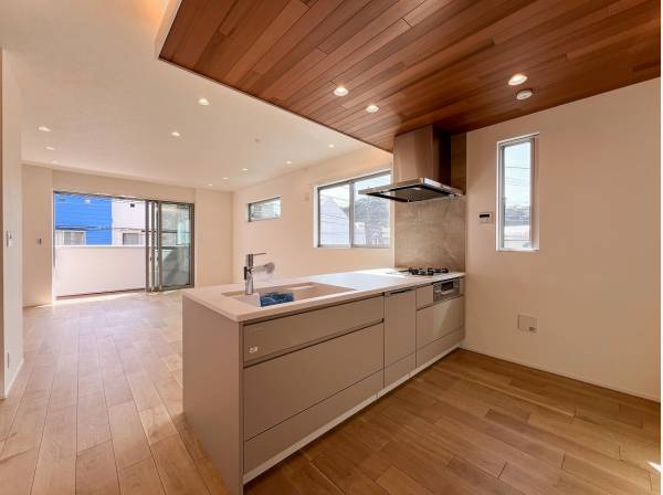 リビングを見渡すオープンキッチン