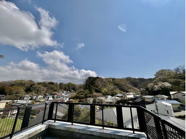 鳥のさえずりが聞こえます。5月には鶯の声も。