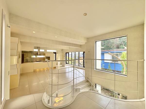 窓からの日差しがリビングまで届きオープンな空間を生み出すLDK