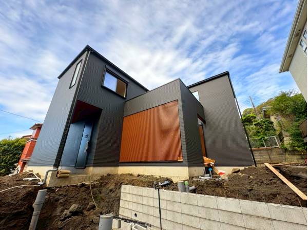 スタイリッシュなモダンデザインの邸宅