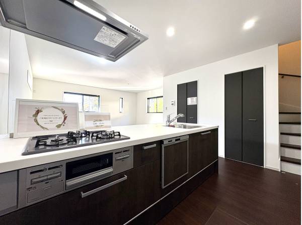 オープンタイプのシステムキッチンは食洗機と浄水器付き