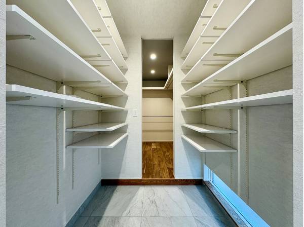 大型SICはシューズ以外にもゴルフバックなども置ける広さ！