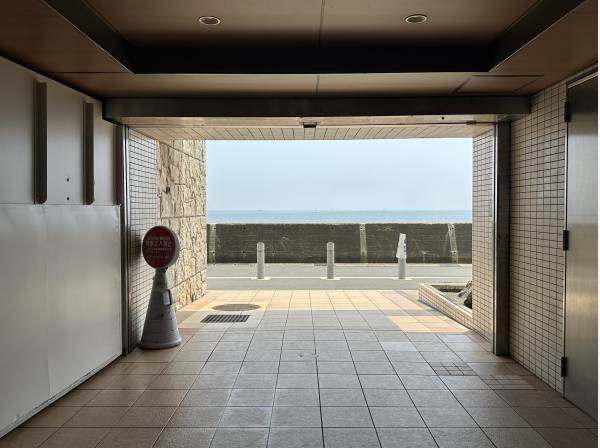 マンションエントランスから海を感じます。