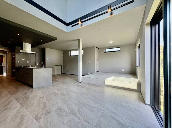 リビングは吹き抜けになっており、開放感がありますよ！