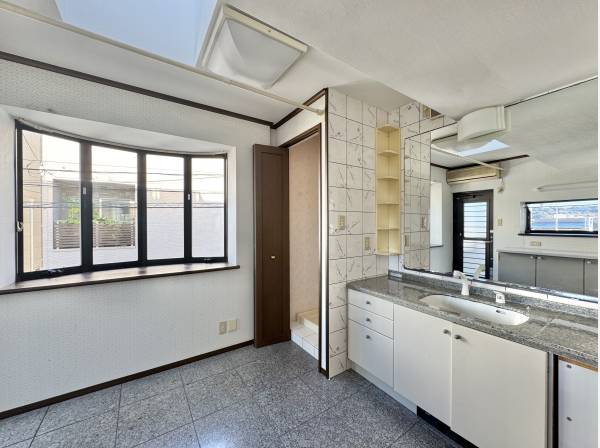 大きな鏡と窓で明るい洗面空間
