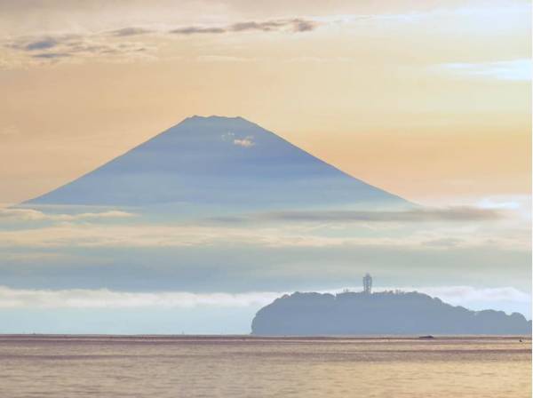 富士山と江ノ島を望む逗子海岸