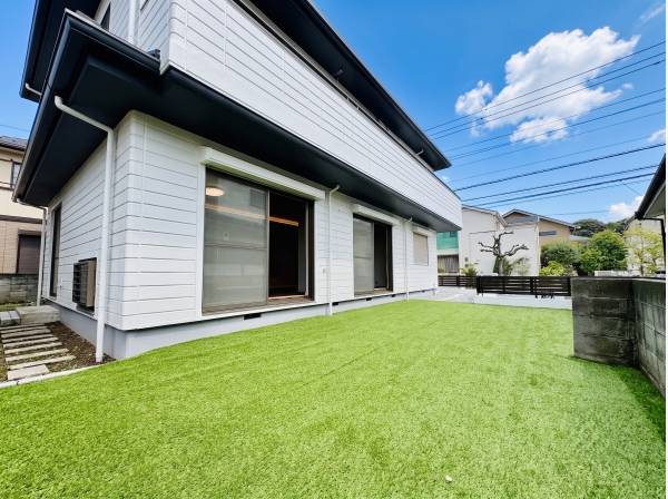 大きな庭で大勢でBBQができそうです！大型犬も喜びそうです！