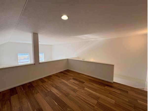 吹き抜け上部のロフトは秘密基地のような空間に