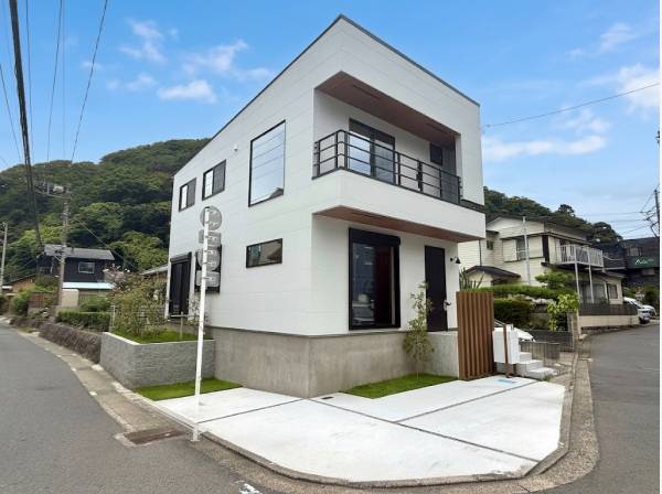 陽当たりの良い角地に建つモダンな外観デザイン 駐車スペースも確保してい