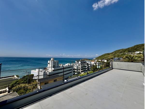 2階の上には大型のルーフバルコニーが有ります！