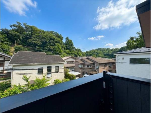バルコニーからの緑豊かな眺望