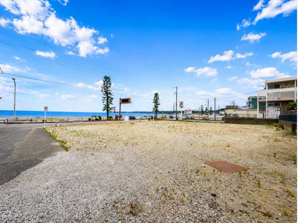 海を望む角地ならではの開放感。店舗も住宅も夢が広がる大型フィールド。