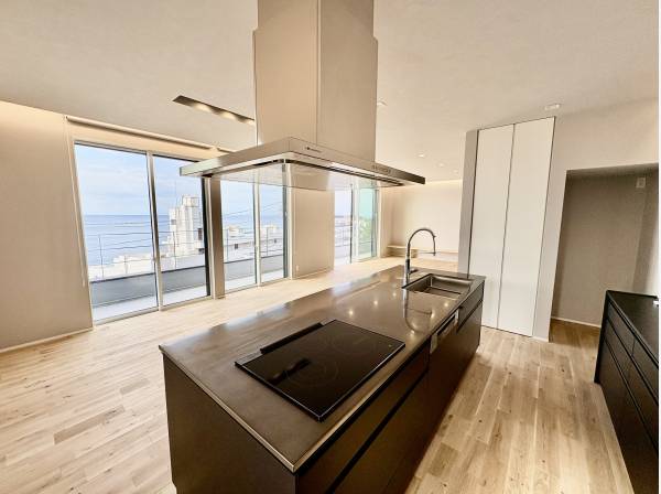 料理をしながら海を眺めることのできる贅沢なひととき。