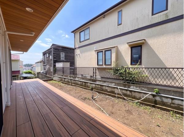 2部屋からフラットに繋がるデッキスペースとお庭