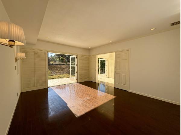 メインベッドルームは約１５帖もの優雅な広さ