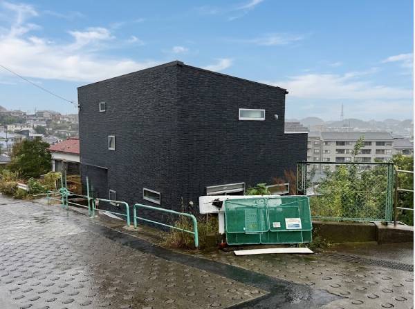 黒を基調としたソリッドな外観デザイン 高台に佇む邸宅