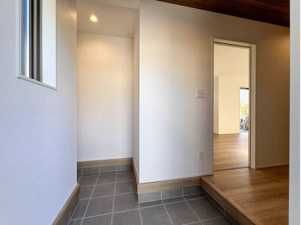 シームレスなSICが完備された開放的な玄関