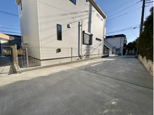 間口が広くゆったりとした駐車スペース。