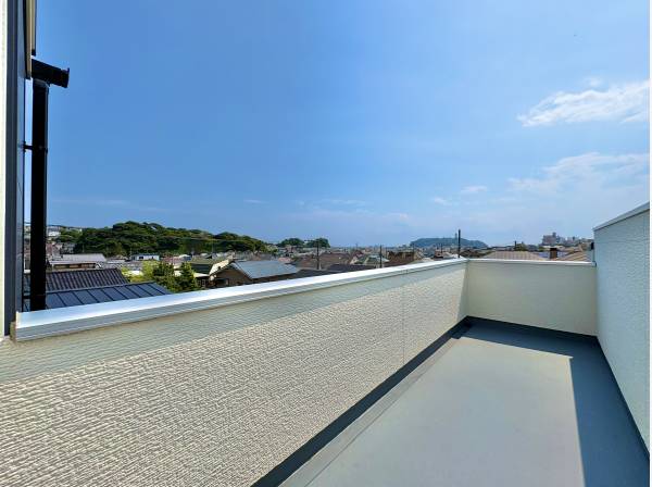 広いバルコニーは開放感があり、心にゆとりをもたらします
