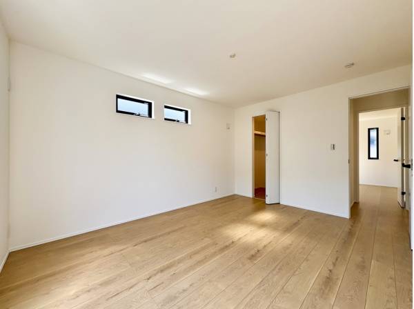 主寝室は８帖超の広さにＷＩＣを完備