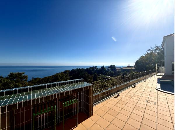 お庭に海を望むカウンター