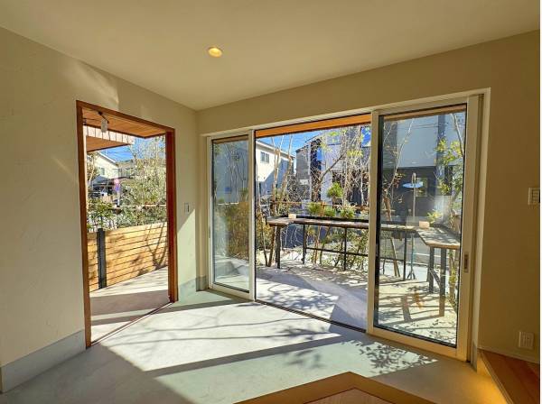 まるで公園沿いのカフェにでも来た様な雰囲気。植栽も美しいですね。