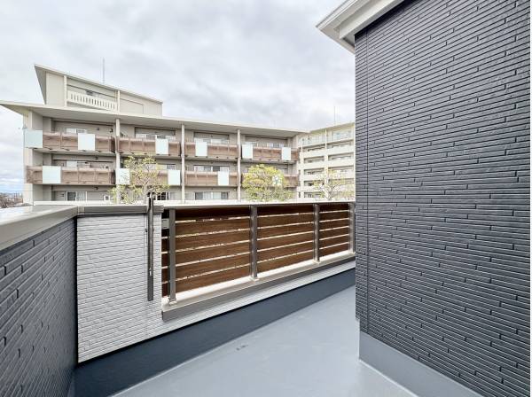 2部屋から行き来できるバルコニー