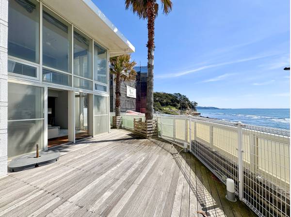 ウッドデッキからは稲村ケ崎公園が見えています