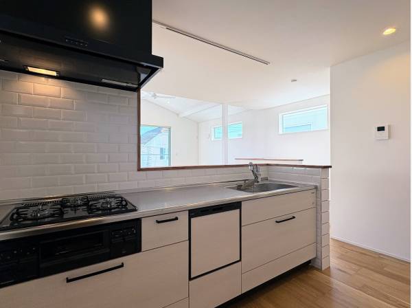 家族の顔が見える対面式キッチン