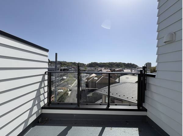 リビングの先にはこちらも眺めの良いワイドバルコニー