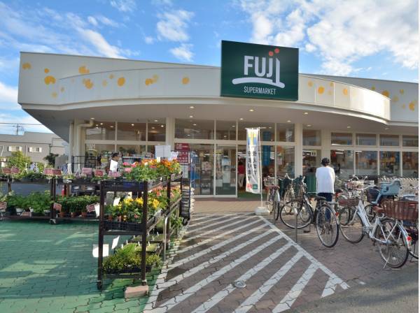 FUJIスーパー松が丘店まで徒歩2分（約140m）