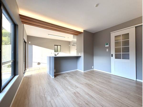 家族の会話が自然と生まれる開放的なダイニングアングル