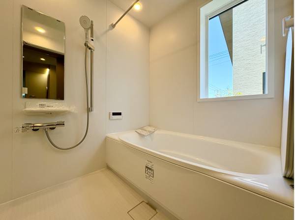 バスルームの窓が大きく日中は青空を眺めながらのんびりできます
