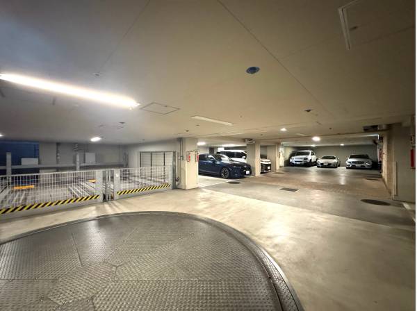 駐車場は屋根付きのため雨の日も安心