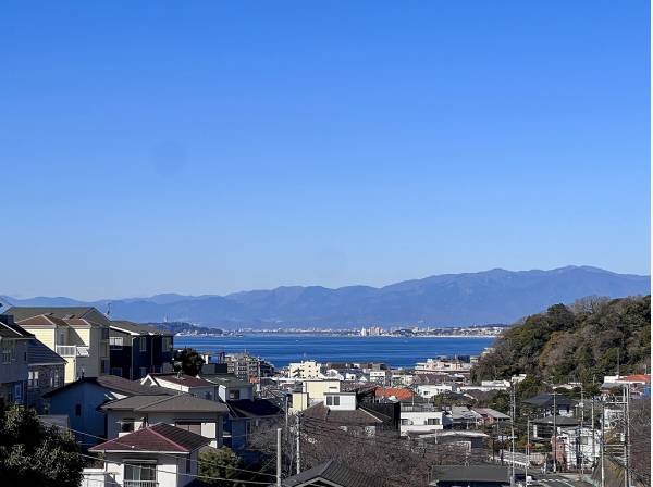左にぽっかり浮かぶ江ノ島 お天気が良い日は富士山も望めます
