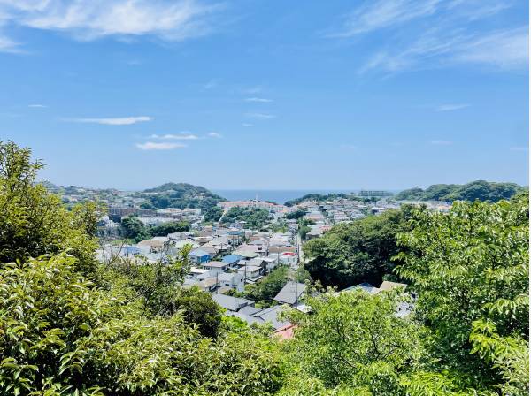 海、山、空、街並みを見下ろす