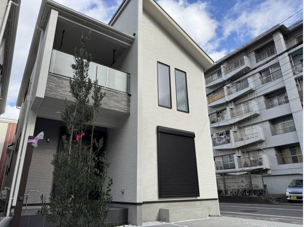 海辺の街に映える、白を基調としたスタイリッシュな佇まい