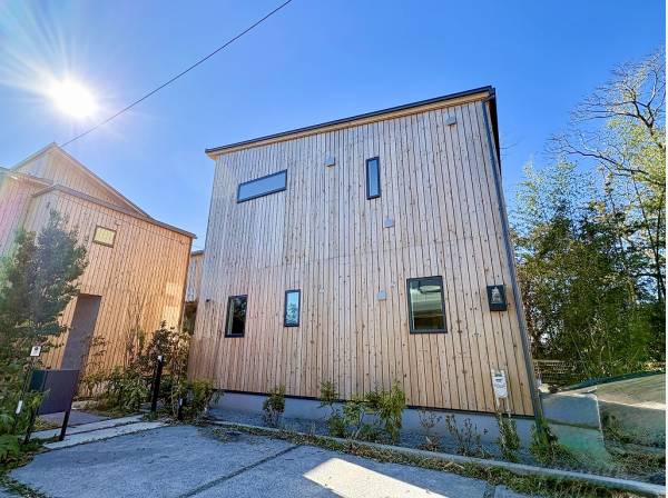 杉板張りの外壁は年月とともに味わいを増し唯一無二の佇まいへと変化します