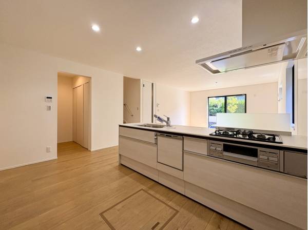 リビングを見渡すオープンスタイルのキッチン