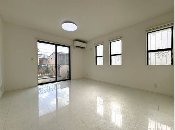 南東からの光がリビング全体に広がる空間