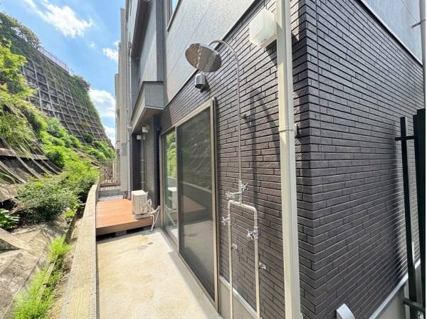 屋外シャワー付き！