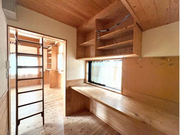 大工さんの手仕事が光る造作デスク付きの趣味や勉強に使えるお部屋！