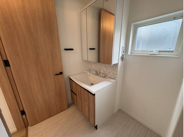 お風呂の横にはメインの洗面台があります。