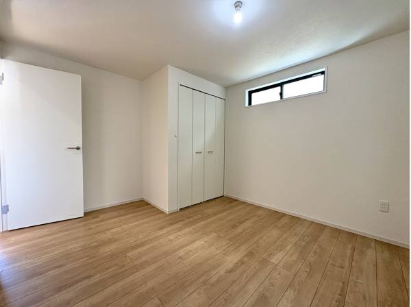 シンプルだからこそ使いやすい、落ち着きある洋室