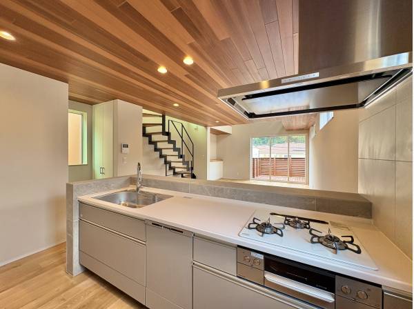 対面キッチンはお子様を安心して遊ばせながら家事ができます