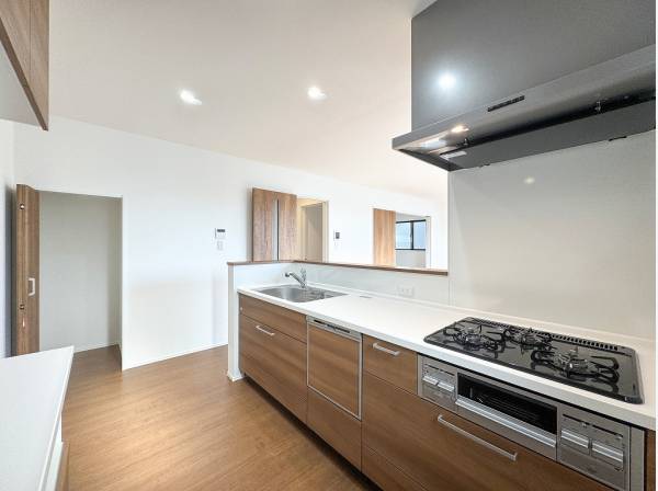 木質感溢れるキッチンスペースはパントリーなど収納充実